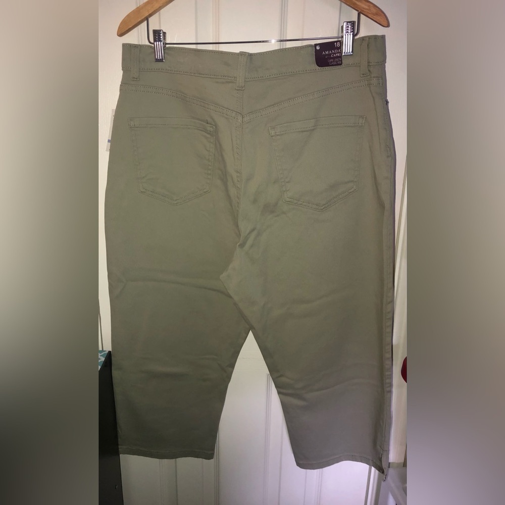 Gloria Vanderbilt Olive Green Capri Pants - Picture 10 of 13